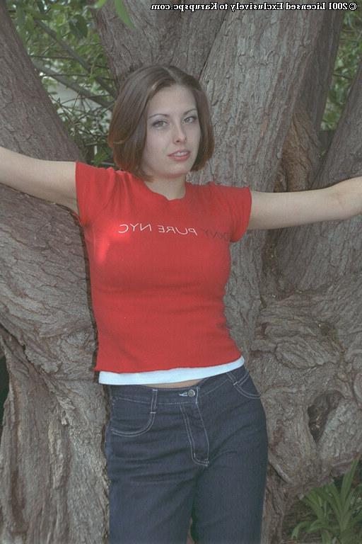 16P Amateur babe Amanda is posing outdoor in her stunning white panties