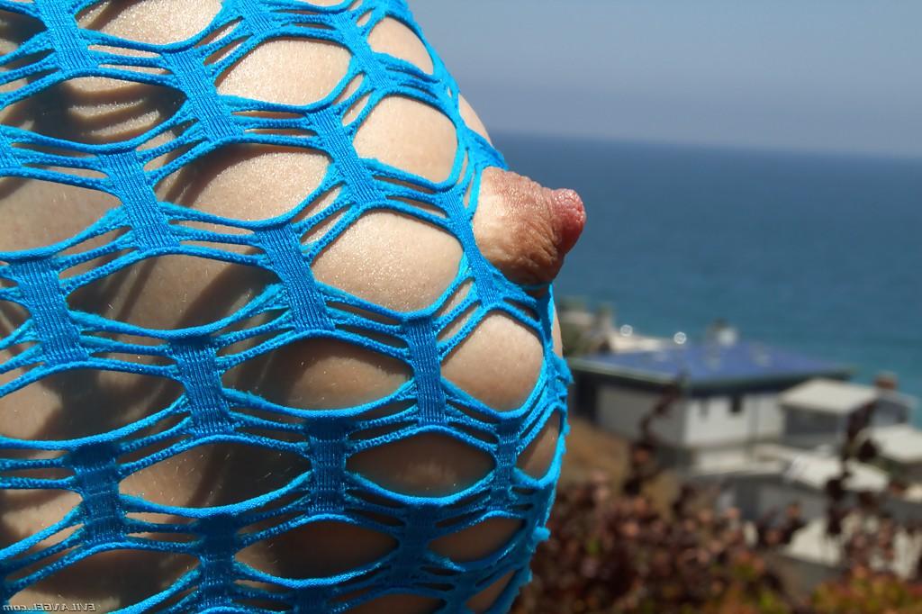 16P Big butt blonde model pulls down yoga pants to expose round ass outdoors