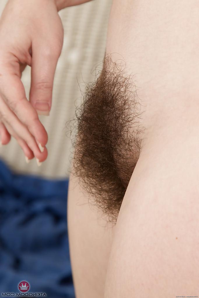 16P MILF solo girl Annabelle Lee displaying hairy underarms and beaver outdoors