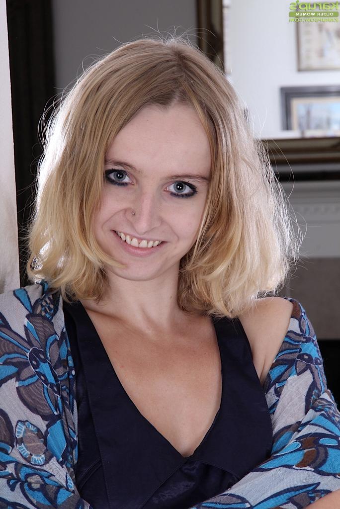 16P Aged blonde woman Annabelle parts shaved mature pussy for close ups