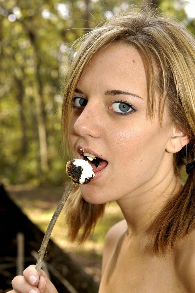 16P Bilder von All About Ashley beim Nacktcampen