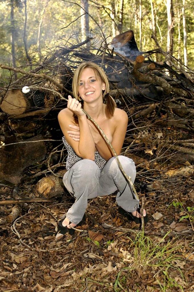 16P Bilder von All About Ashley beim Nacktcampen