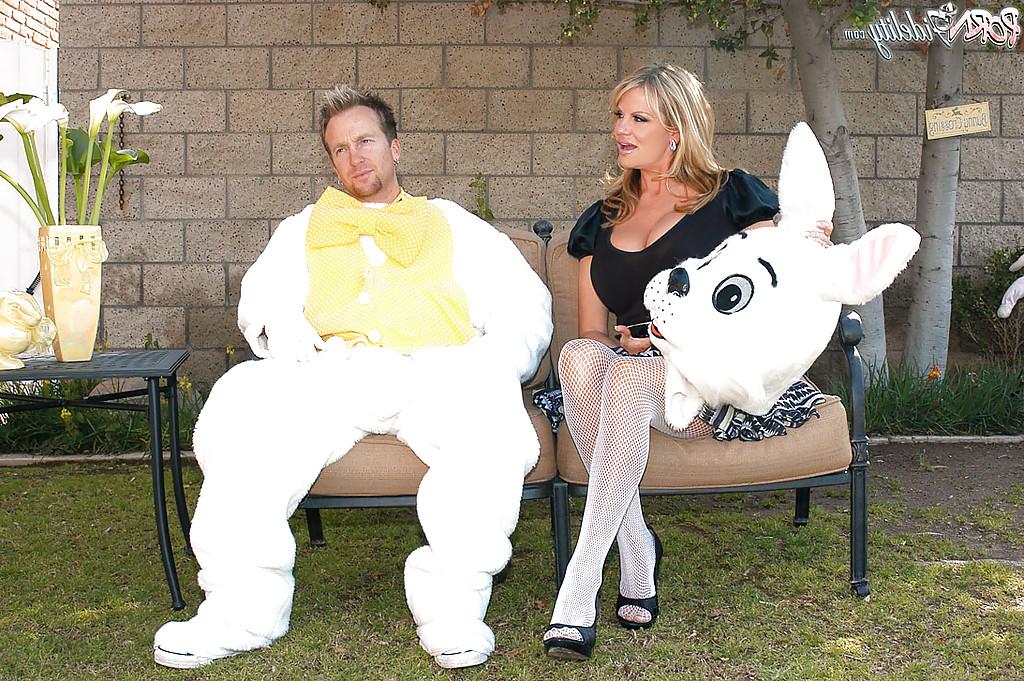 12P Mature amateur Kelly Madison shows has fun with her gf outdoor