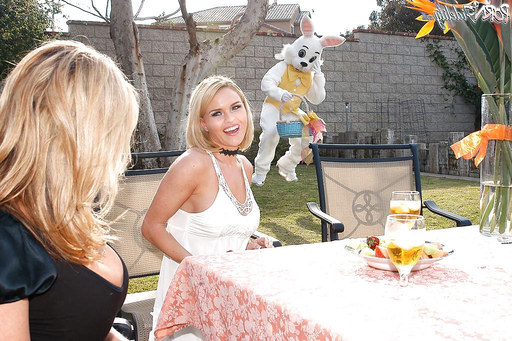 12P Mature amateur Kelly Madison shows has fun with her gf outdoor