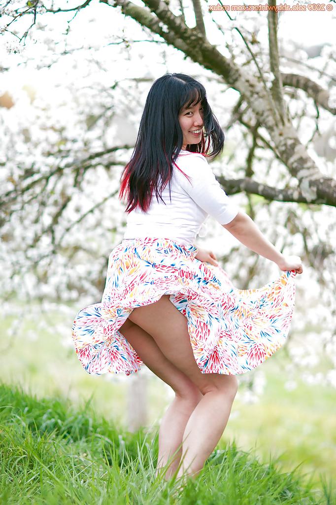 16P Amateur woman Jenny-Lee sporting nice upskirt under summer dress outdoors