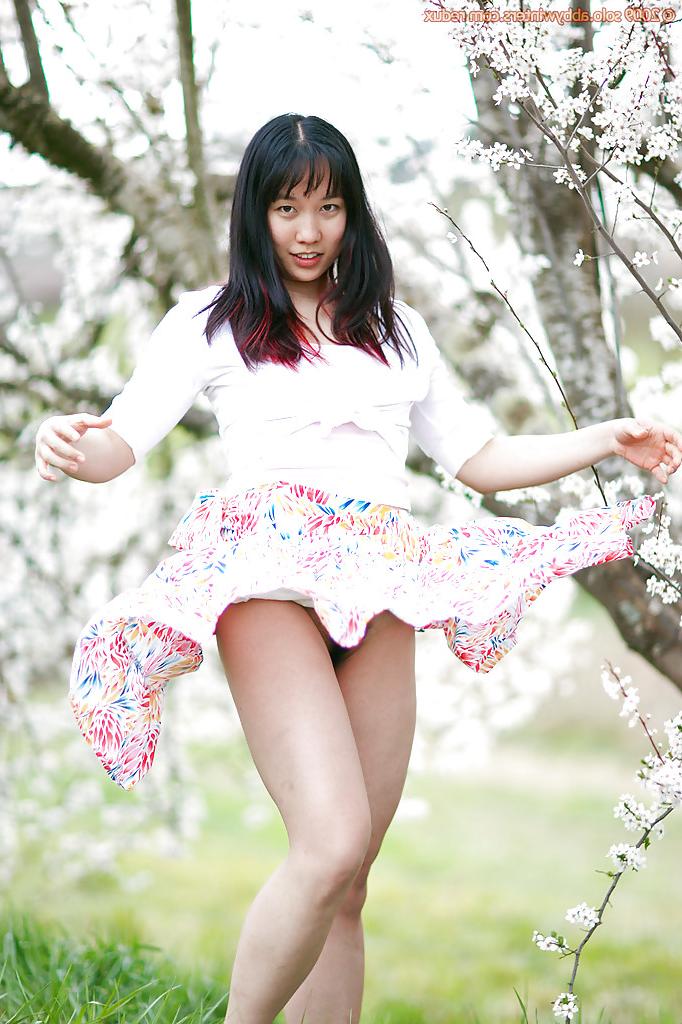 16P Amateur woman Jenny-Lee sporting nice upskirt under summer dress outdoors