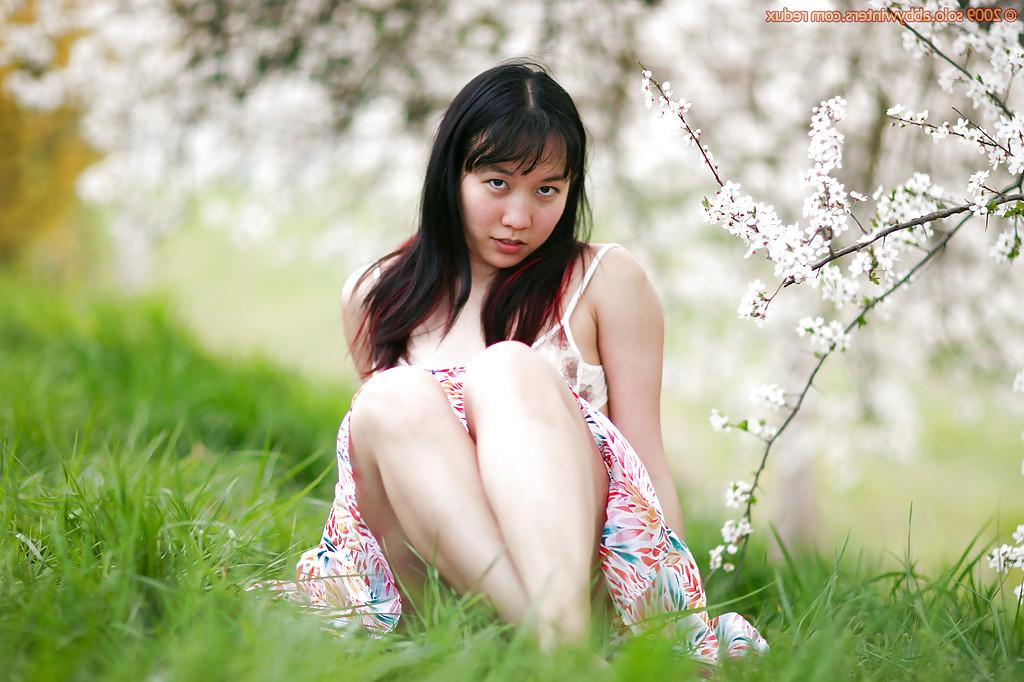 16P Amateur woman Jenny-Lee sporting nice upskirt under summer dress outdoors