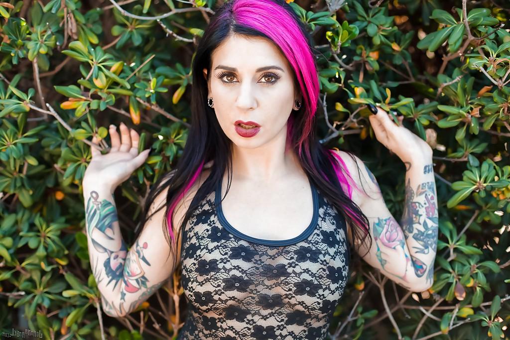 16P Inked amateur babe Joanna Angel baring MILF ass and big boobs outdoors