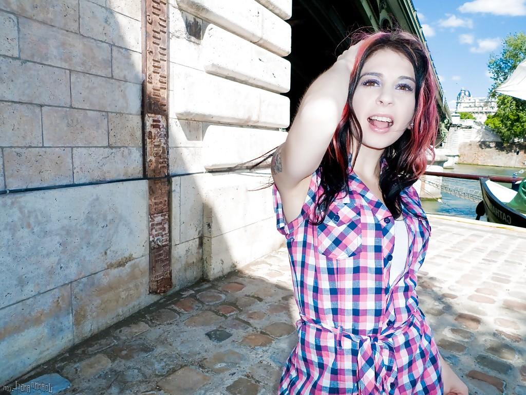 16P Outdoor posing scene reveals amateur ass of a sexy babe Joanna Angel