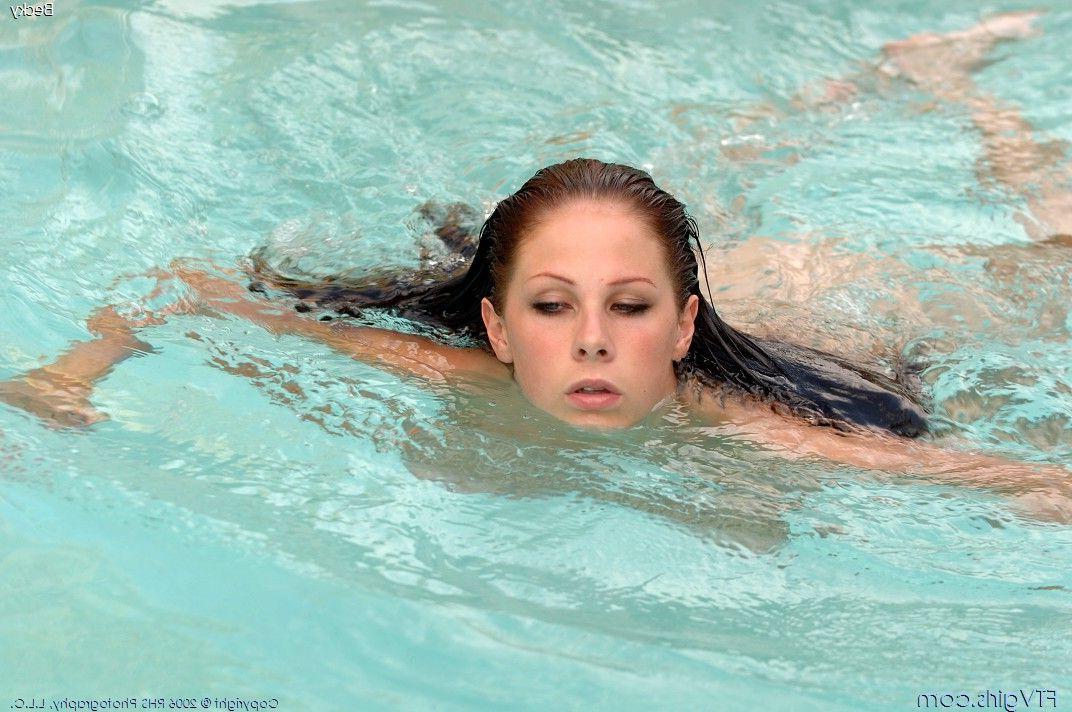 20P Pictures of Gianna Michaels getting all wet for you