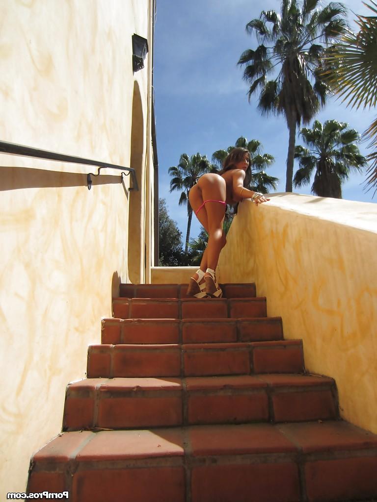 16P Big tits teen babe Madison Ivy demonstrated her big tits outdoor