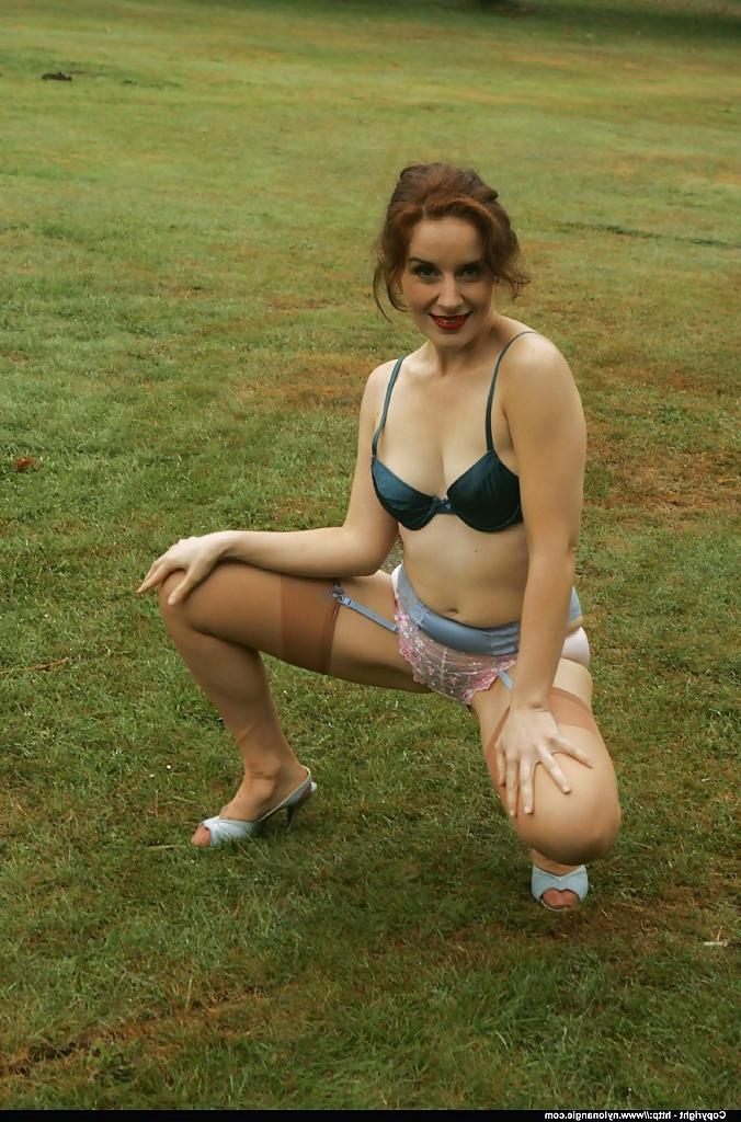 12P Hot mature babe stripping and showcasing her lingerie outdoor