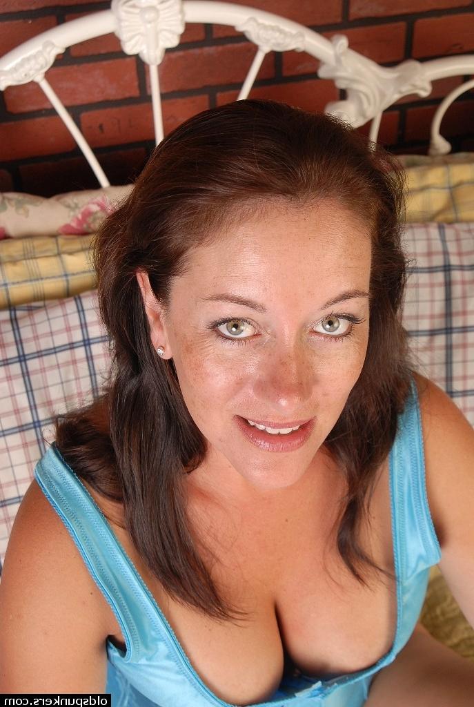 16P Aged MILF Sandy playing with large knockers and licking own panties
