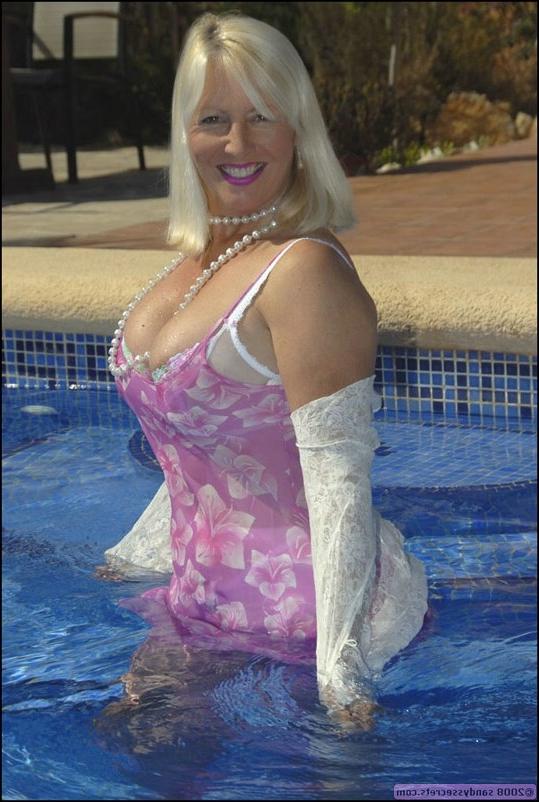 12P Mature plumper Sandy Spain makes her panties and stockings all wet in the pool