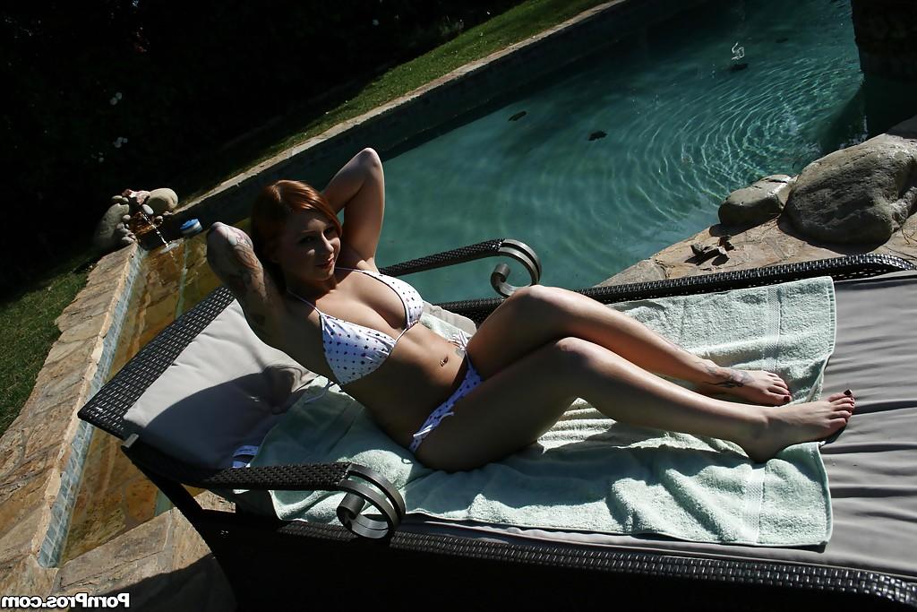 16P MILF babe with big melons Scarlett Pain strips off bikini bra outdoor