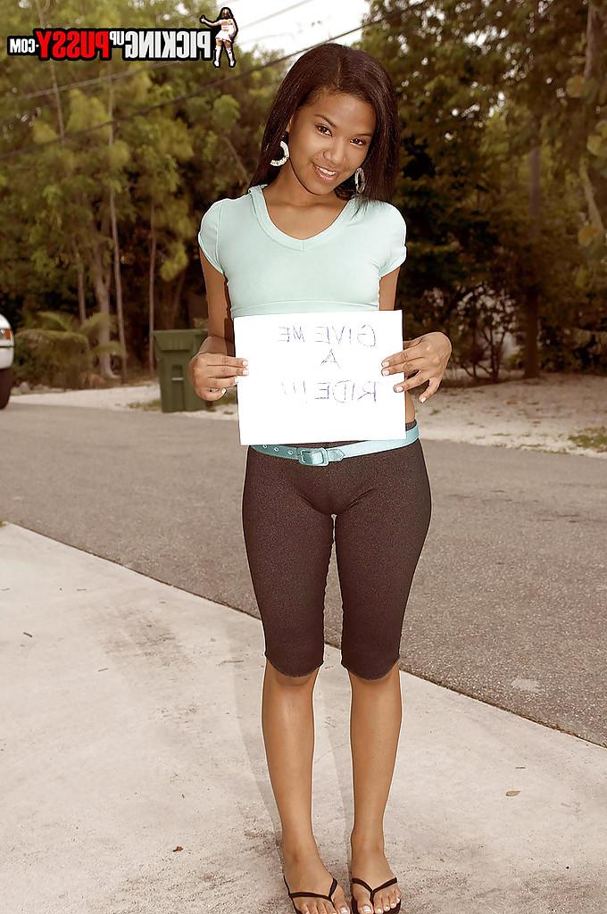 16P Young ebony amateur Emy Diaz stretches her cunt outdoor