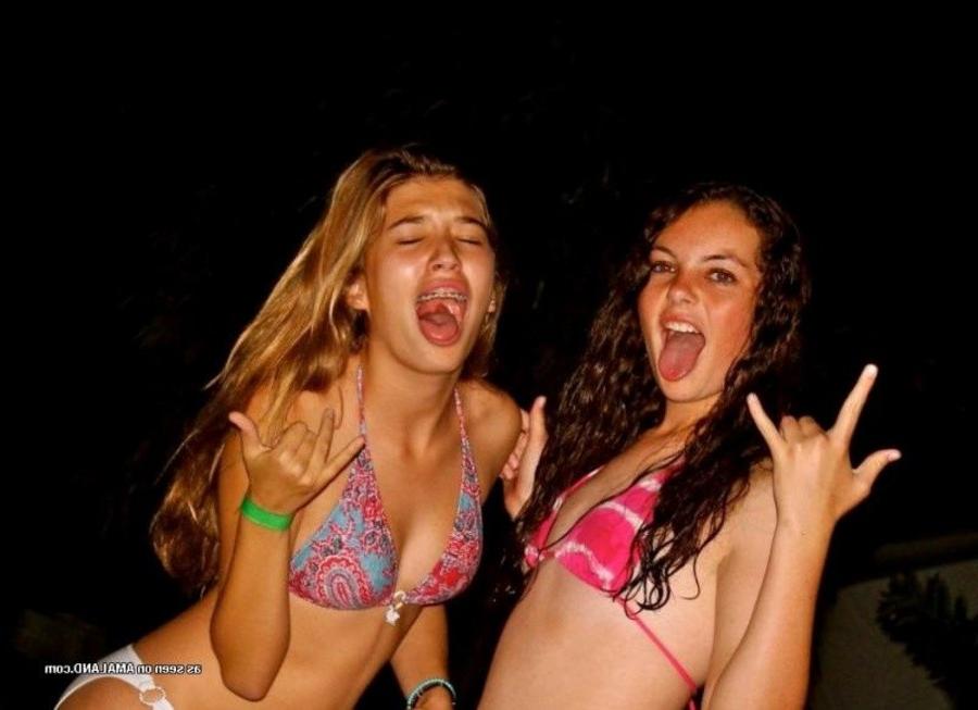 12P Gallery of sexy amateur girlfriends posing outdoors
