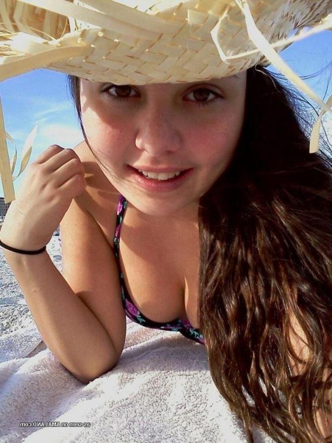 12P Gallery of sexy amateur girlfriends posing outdoors