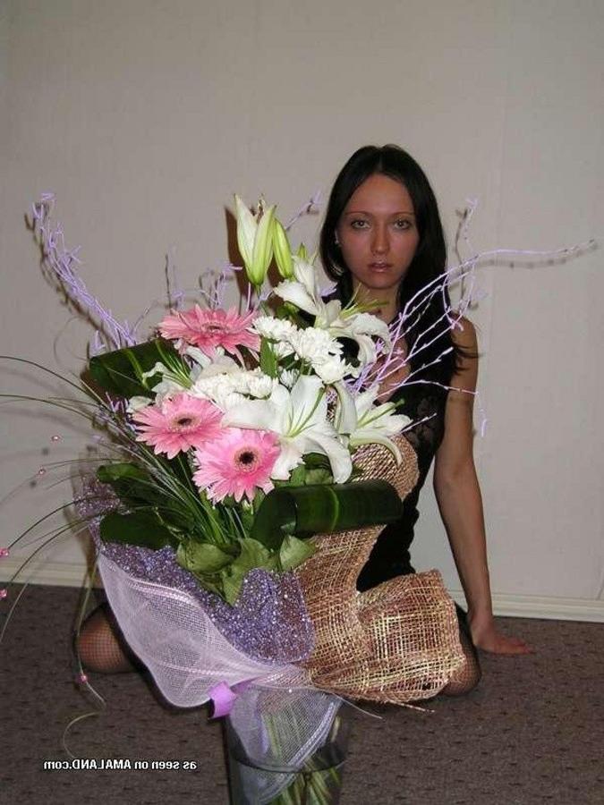 12P Gallery of an amateur kinky babe posing topless outdoors