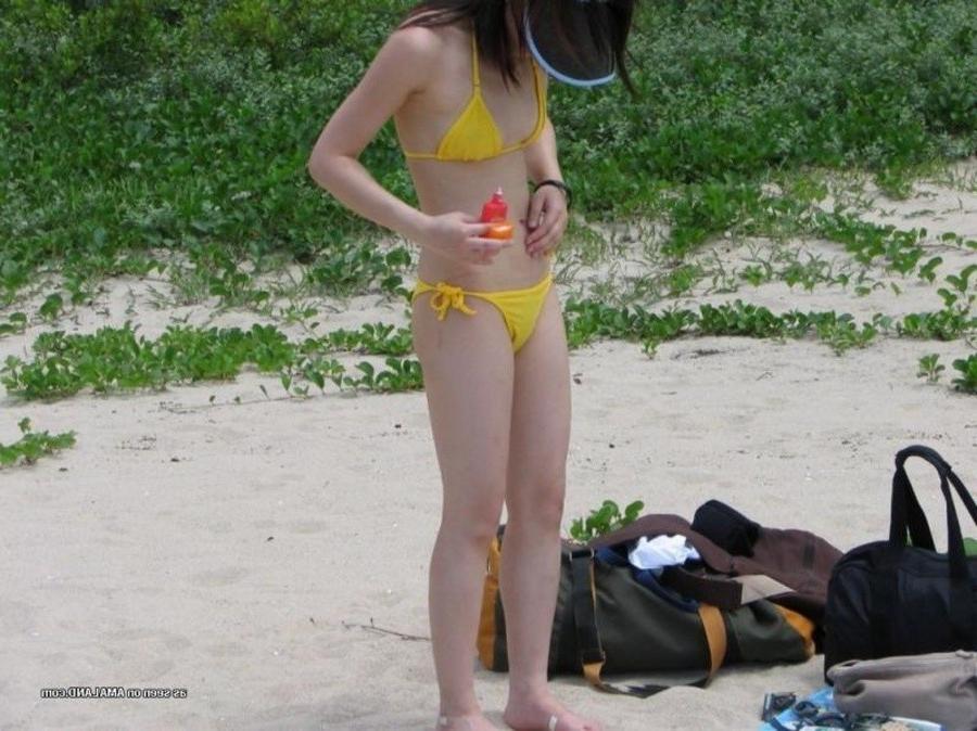 12P Bikini babe spreads and shows her pussy outdoors