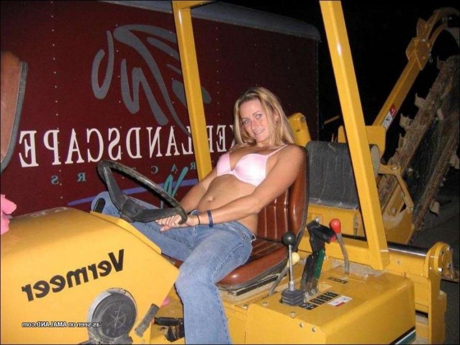 12P Amateur babe strips naked while posing outdoors