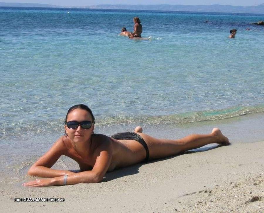 12P Gallery of an amateur kinky babe posing topless outdoors