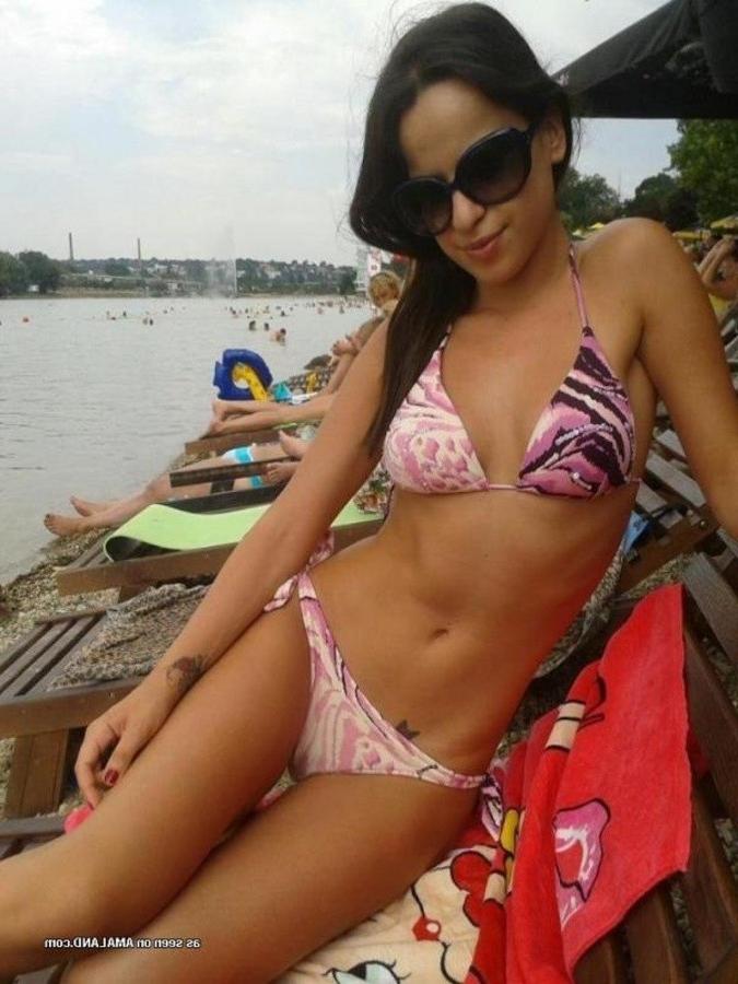 12P Gallery of sexy amateur girlfriends posing outdoors