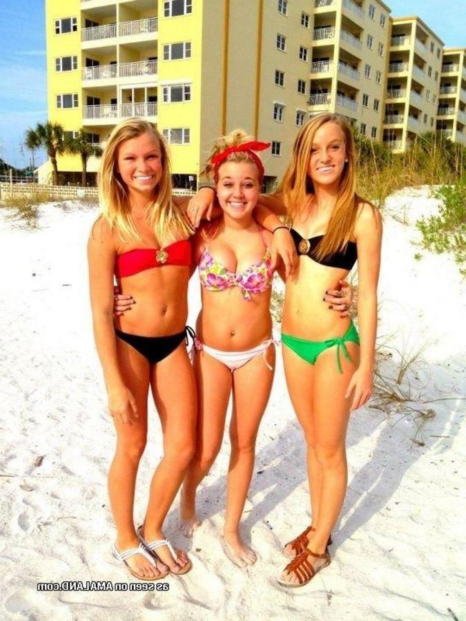 12P Gallery of sexy amateur girlfriends posing outdoors
