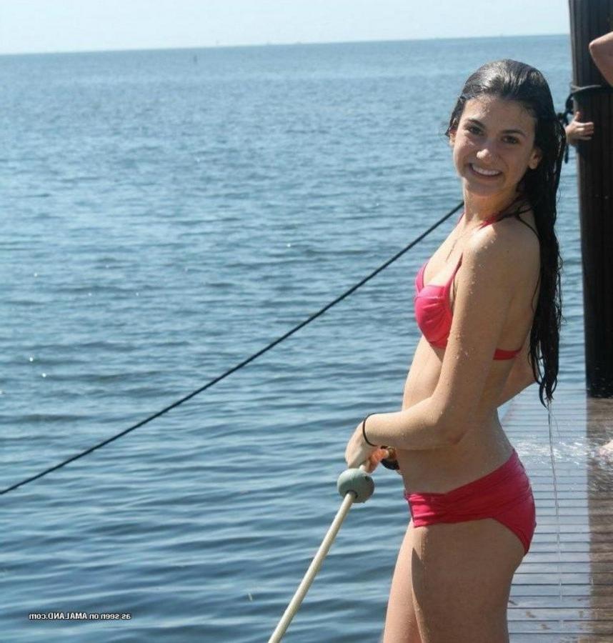 12P Gallery of sexy amateur girlfriends posing outdoors