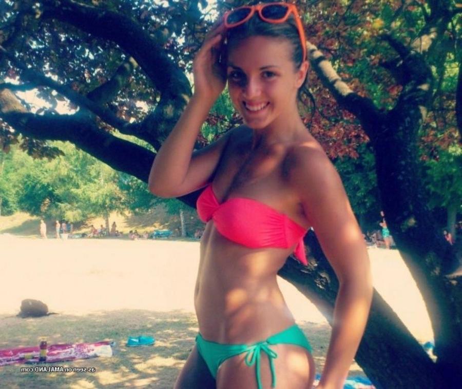 12P Gallery of sexy amateur girlfriends posing outdoors