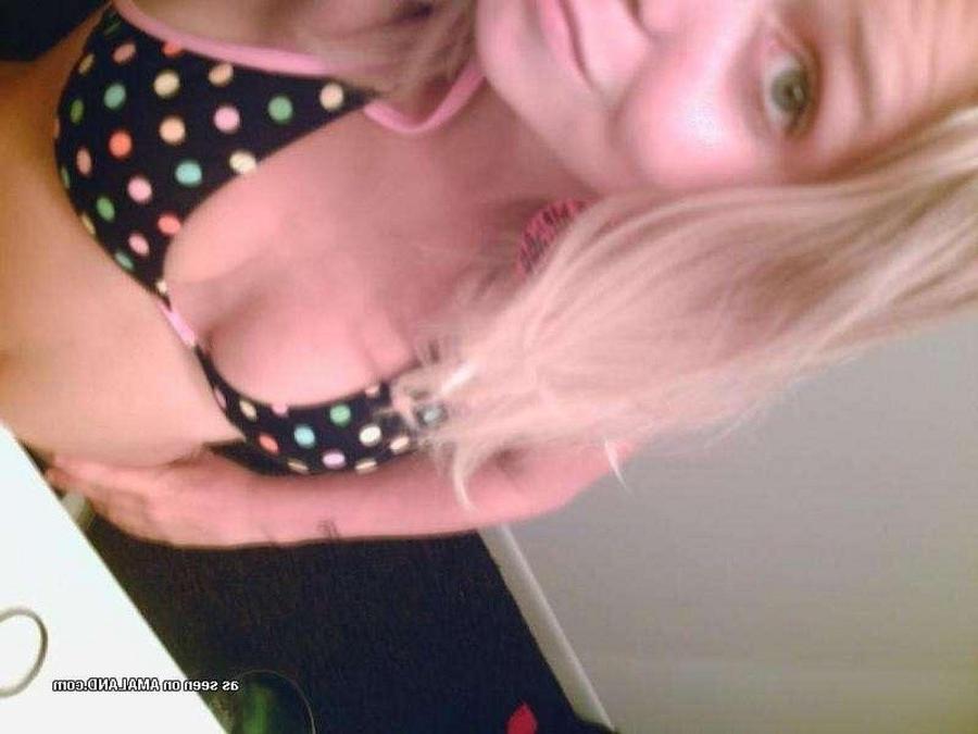 12P Compilation of an amateur teen posing sexy outdoors