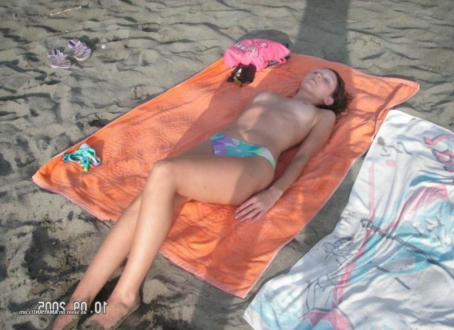 12P Amateur pretty chick showing her hot tits outdoors