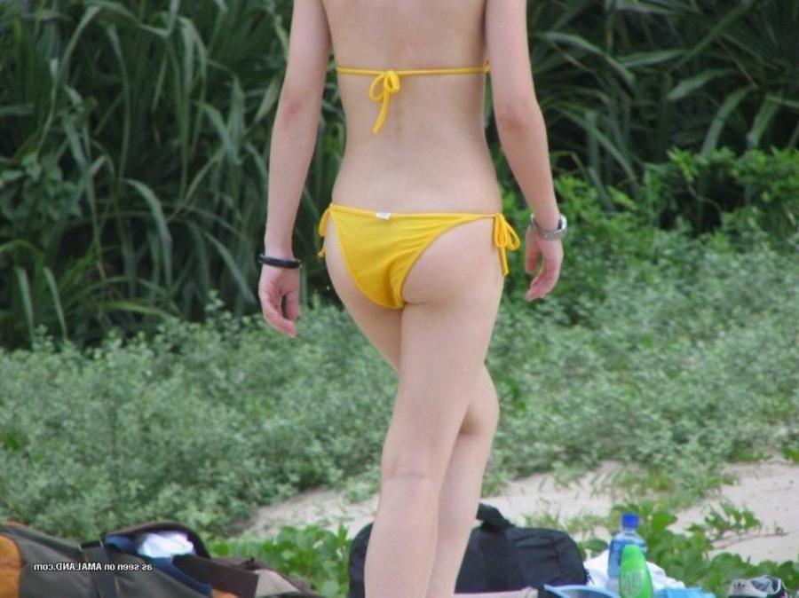 12P Bikini babe spreads and shows her pussy outdoors