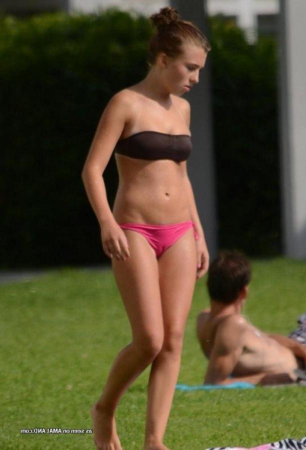 12P Bikini teens displaying hot camel toes outdoors