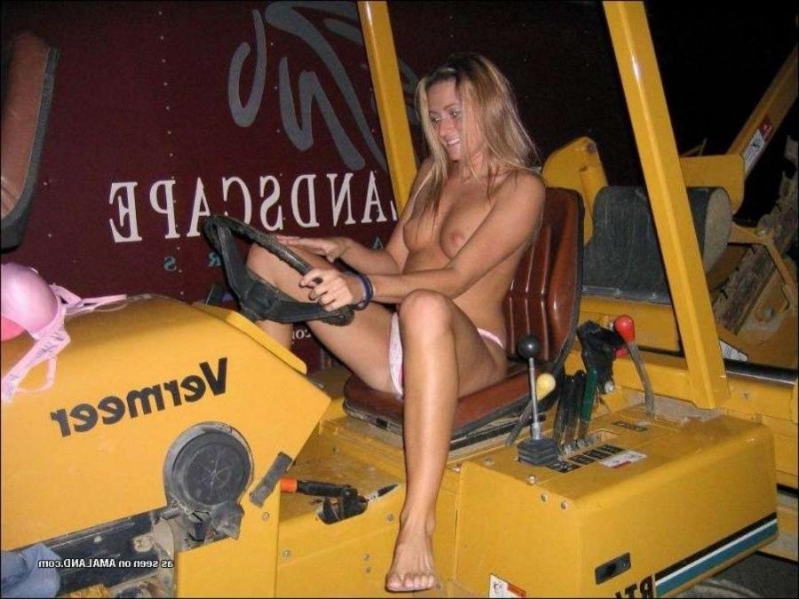 12P Amateur babe strips naked while posing outdoors