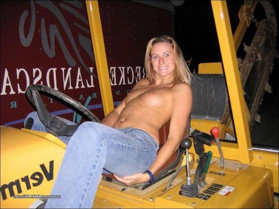 12P Amateur babe strips naked while posing outdoors