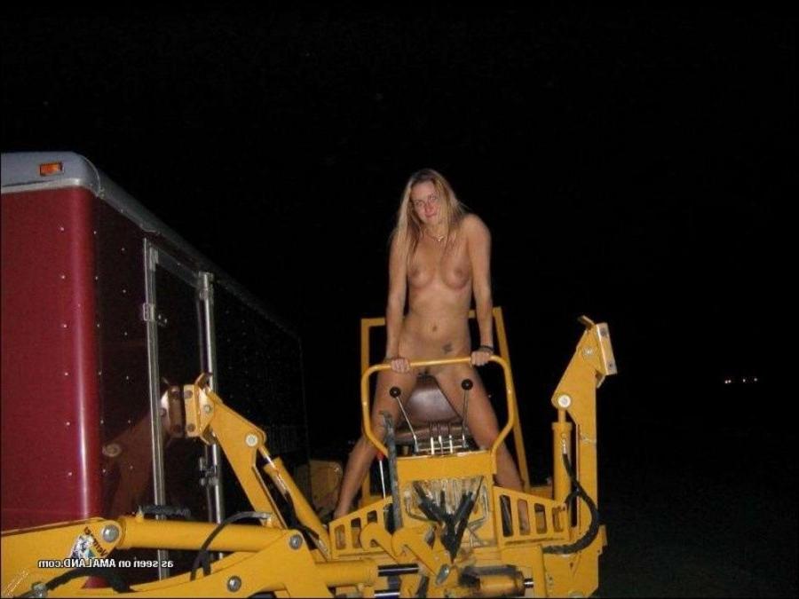 12P Amateur babe strips naked while posing outdoors