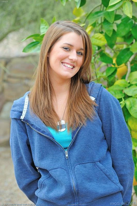 15P Flashing teen outdoors spreading her soft pink pussy