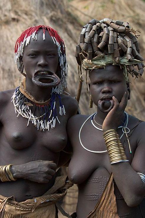 20P babes from african tribes posing nude