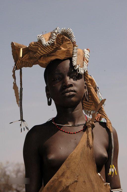 20P babes from african tribes posing nude
