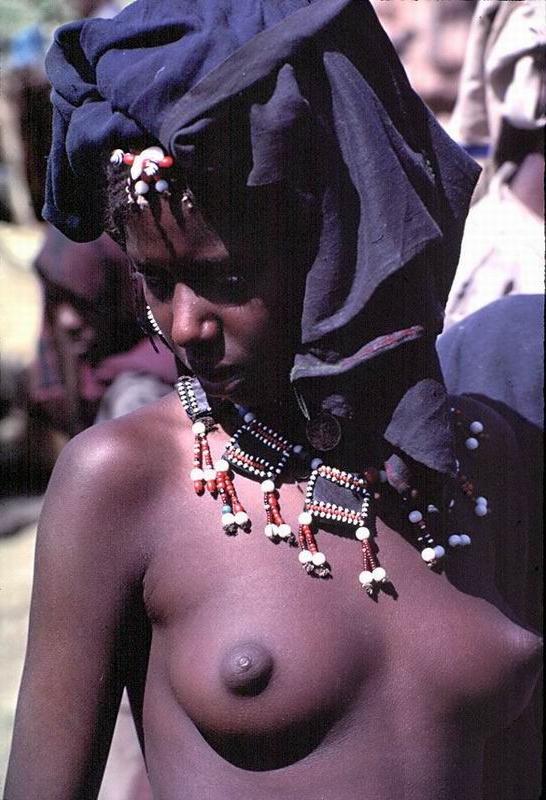 20P babes from african tribes posing nude