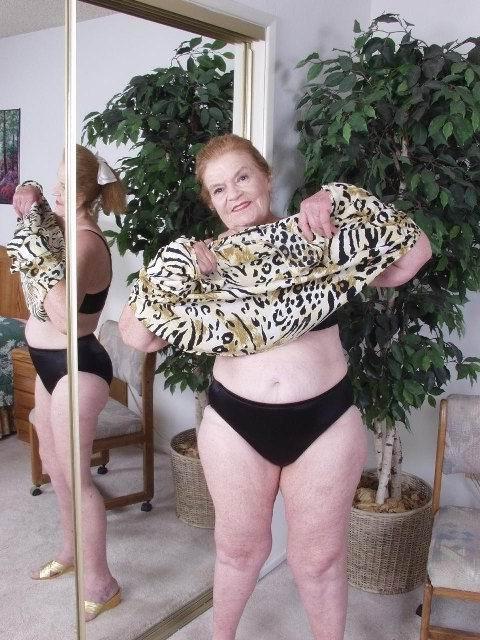 14P granny showing off her aged bum