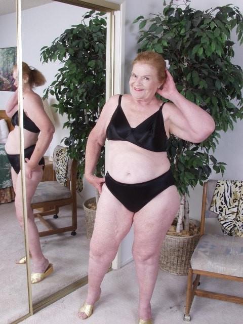 14P granny showing off her aged bum