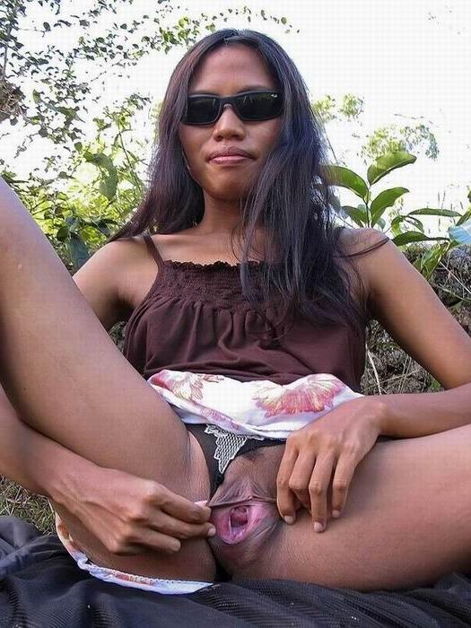 20P kinky ebony showing her open wide