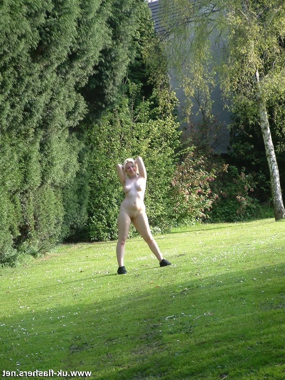 16P Amateur babe Yanus nude outdoors and public flashing of naked girlfriend