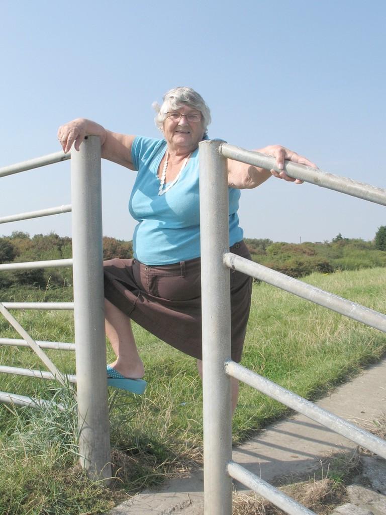 20P Oma Libby im Freien