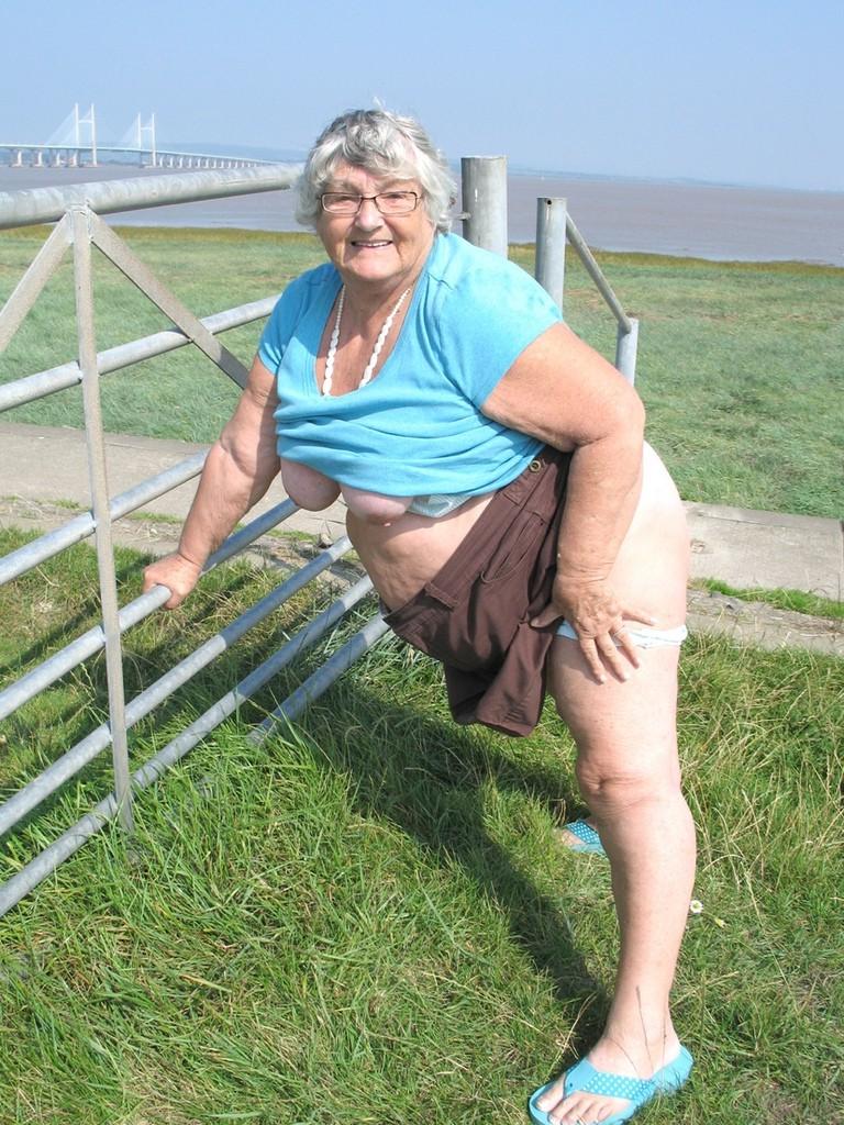 20P Oma Libby im Freien