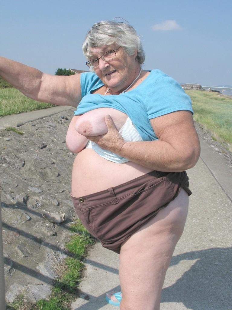 20P Oma Libby im Freien