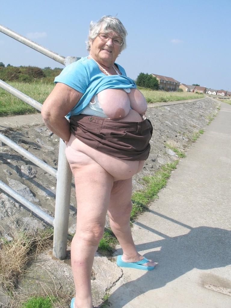 20P Oma Libby im Freien
