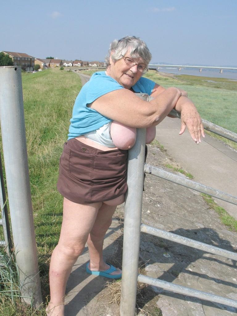 20P Oma Libby im Freien